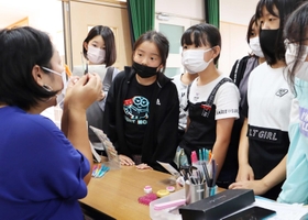 ネイリストが使う道具などの説明を真剣に聞く子どもたち=尼崎市食満1、園田小学校 ネイリストが使う道具などの説明を真剣に聞く子どもたち=尼崎市食満1、園田小学校
