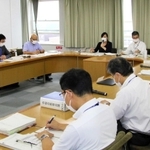 2019年に部活動での体罰が相次いで発覚した兵庫県尼崎市立尼崎高校の改革を巡り、市教育委員会は、主導で新設した二つの校内ポストについて、共に3カ月に満たず廃止した。学校現場や保護者から「混乱と疑念を招いている」などと不満が噴出し、白畑優教育長が「学校自治を侵しかねない不適切なものだった」と謝罪してひとまず収束したが、市議会からも経緯の検証を求める声が上がっている。(竹本拓也)