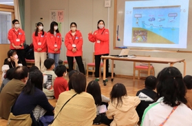 クイズ形式で防災の授業をする大学生たち=西宮市用海町、用海小学校 クイズ形式で防災の授業をする大学生たち=西宮市用海町、用海小学校