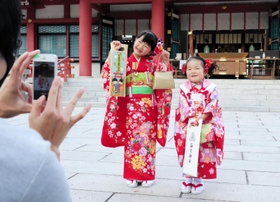境内で写真を撮ってもらう晴れ着姿の姉妹=西宮神社 境内で写真を撮ってもらう晴れ着姿の姉妹=西宮神社