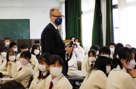 交流を深める駐日ハンガリー大使館のシェプレーニ・ガーボルさんと生徒=宝塚西高校 交流を深める駐日ハンガリー大使館のシェプレーニ・ガーボルさんと生徒=宝塚西高校
