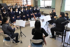 大阪フィルハーモニー交響楽団の演奏を真剣に聞く生徒たち=西宮市立浜脇中学校 大阪フィルハーモニー交響楽団の演奏を真剣に聞く生徒たち=西宮市立浜脇中学校