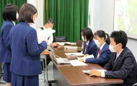 御殿山中学とオンラインで結び、東日本大震災の被災地活動を報告する生徒たち=宝塚西高校 御殿山中学とオンラインで結び、東日本大震災の被災地活動を報告する生徒たち=宝塚西高校