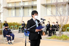 慰霊碑を前に追悼の言葉を述べる森洋樹さん=17日午前、芦屋市精道町 慰霊碑を前に追悼の言葉を述べる森洋樹さん=17日午前、芦屋市精道町