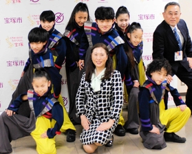 ダンスコンクールで金賞に選ばれた「ムーンボー」のメンバーらと山崎晴恵市長(中央)=宝塚市役所 ダンスコンクールで金賞に選ばれた「ムーンボー」のメンバーらと山崎晴恵市長(中央)=宝塚市役所