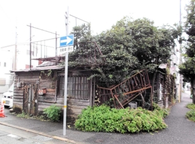 尼崎市が過去に代執行で撤去した空き家。これまでは調査や手続きに時間がかかっていた(尼崎市提供) 尼崎市が過去に代執行で撤去した空き家。これまでは調査や手続きに時間がかかっていた(尼崎市提供)