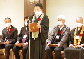 感謝牌を手に、喜びのあいさつをする満福寺前住職の足立有里さん=宝塚ホテル 感謝牌を手に、喜びのあいさつをする満福寺前住職の足立有里さん=宝塚ホテル