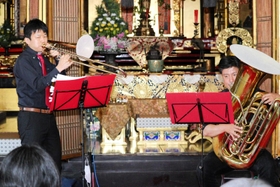 高校の先輩と管楽器を演奏する男性(左)=勝福寺 高校の先輩と管楽器を演奏する男性(左)=勝福寺
