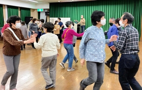 カントリーミュージックに合わせ、歩きながら踊る「スクエアダンス」を楽しむ参加者=西宮市内(西宮スクエアダンスクラブ提供) カントリーミュージックに合わせ、歩きながら踊る「スクエアダンス」を楽しむ参加者=西宮市内(西宮スクエアダンスクラブ提供)