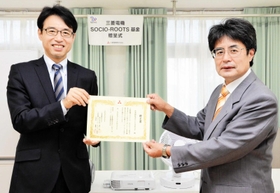 三菱電機高周波光デバイス製作所の深井健一総務部長(左)と、いたみ杉の子の小山達也理事長=いたみ杉の子 三菱電機高周波光デバイス製作所の深井健一総務部長(左)と、いたみ杉の子の小山達也理事長=いたみ杉の子
