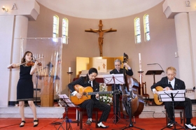礼拝堂でジャズを披露する出演者=カトリック芦屋教会 礼拝堂でジャズを披露する出演者=カトリック芦屋教会