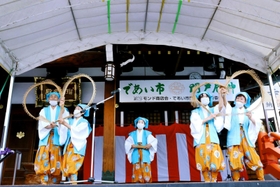 南京玉すだれでハートの形を披露した「ぼちぼち会」=門戸厄神東光寺 南京玉すだれでハートの形を披露した「ぼちぼち会」=門戸厄神東光寺