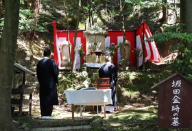 金太郎のモデルとされる坂田金時の墓で執り行われた法要=満願寺 金太郎のモデルとされる坂田金時の墓で執り行われた法要=満願寺