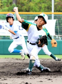 力投する鳴尾東ビクターズの石埜宗佑投手=甲子園浜野球場 力投する鳴尾東ビクターズの石埜宗佑投手=甲子園浜野球場