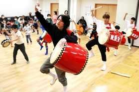 今年で13年目になる「子どもエイサー教室」。沖縄にルーツのある子もない子も一緒に踊る=宝塚市高松町 今年で13年目になる「子どもエイサー教室」。沖縄にルーツのある子もない子も一緒に踊る=宝塚市高松町