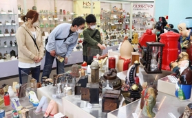 変わり種の貯金箱が並ぶ特別展=尼崎市西本町北通3 変わり種の貯金箱が並ぶ特別展=尼崎市西本町北通3