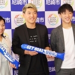 東京五輪で日本代表の10番を背負い、オランダ1部PSVアイントホーフェンで活躍するプロサッカー選手堂安律さん(23)が19日、兄の堂安憂さん(25)とともに兵庫県尼崎市役所を訪ねて稲村和美市長と面談した。2人は4月に市内でサッカースクール「NEXT10 FOOTBALL LAB」を開校したなどと近況を報告した。