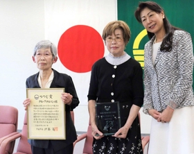 表彰を受けたグループメルヘンの2人と芦屋市の伊藤舞市長(右)=芦屋市役所 表彰を受けたグループメルヘンの2人と芦屋市の伊藤舞市長(右)=芦屋市役所