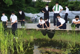 学園内のビオトープで生き物調査をする生徒ら=宝塚市雲雀丘4 学園内のビオトープで生き物調査をする生徒ら=宝塚市雲雀丘4