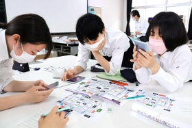 スマホを片手に避難経路などを話し合う生徒たち=西宮市学文殿町2、鳴尾高校 スマホを片手に避難経路などを話し合う生徒たち=西宮市学文殿町2、鳴尾高校