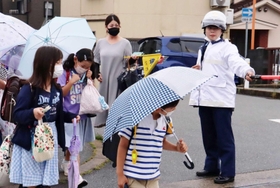 児童らを誘導する山中巡査=西宮市青木町 児童らを誘導する山中巡査=西宮市青木町
