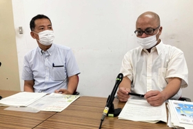 政務活動費の見直しについて要望する市民オンブズ尼崎のメンバー=尼崎市役所 政務活動費の見直しについて要望する市民オンブズ尼崎のメンバー=尼崎市役所