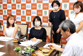 オーガニック給食の導入を要望するメンバーたち=伊丹市千僧1 オーガニック給食の導入を要望するメンバーたち=伊丹市千僧1