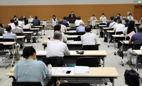 担当者の説明を聞く立候補予定者ら=川西市栄町 担当者の説明を聞く立候補予定者ら=川西市栄町