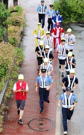 国道沿いを走る「ランニング高校生ポリス」たち=宝塚市栄町1 国道沿いを走る「ランニング高校生ポリス」たち=宝塚市栄町1