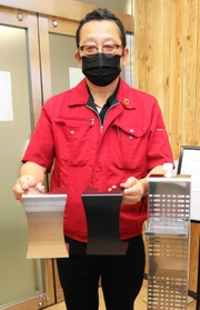 デザイン性と環境への配慮を実現させたツバサ工業の消毒液カバー=川西市役所 デザイン性と環境への配慮を実現させたツバサ工業の消毒液カバー=川西市役所