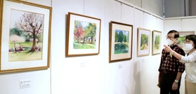 緑豊かな小田南公園を描いた絵を見ながら、思い出を語る人たち=尼崎市昭和通2 緑豊かな小田南公園を描いた絵を見ながら、思い出を語る人たち=尼崎市昭和通2