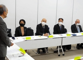 西宮北高校と西宮甲山高校の統合に向け、意見を交わす委員ら=西宮商工会館 西宮北高校と西宮甲山高校の統合に向け、意見を交わす委員ら=西宮商工会館