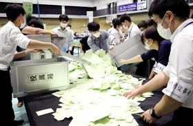 川西市議選の開票作業をする職員=16日午後、川西市市民体育館(撮影・村上貴浩) 川西市議選の開票作業をする職員=16日午後、川西市市民体育館(撮影・村上貴浩)