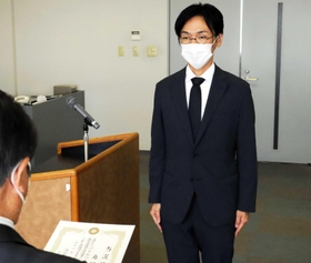 川西市議選でトップ当選し、当選証書を受け取る維新新人の角田槙司氏=川西市役所 川西市議選でトップ当選し、当選証書を受け取る維新新人の角田槙司氏=川西市役所