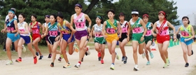 勢いよくスタートを切る女子1区の選手たち=西宮市の武庫川河川敷 勢いよくスタートを切る女子1区の選手たち=西宮市の武庫川河川敷