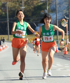 女子・市西宮の3区岩崎晴子選手(左)からたすきを受け取る4区中島帆南選手=丹波篠山市内(撮影・鈴木雅之) 女子・市西宮の3区岩崎晴子選手(左)からたすきを受け取る4区中島帆南選手=丹波篠山市内(撮影・鈴木雅之)