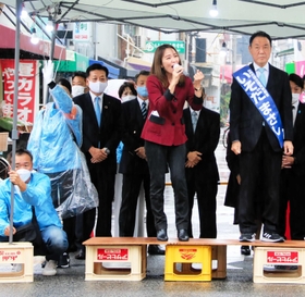 市議補選候補の応援演説に立った今井絵理子参院議員=尼崎市内 市議補選候補の応援演説に立った今井絵理子参院議員=尼崎市内
