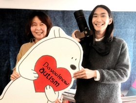 オリジナルキャラクター「もぐらのもっくん」を手にする平井亜也さん(左)と吉岡リクさん=西宮市熊野町 オリジナルキャラクター「もぐらのもっくん」を手にする平井亜也さん(左)と吉岡リクさん=西宮市熊野町