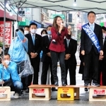 12年ぶりの新人対決となった兵庫県尼崎市長選は、現職後継で前市教育長の松本真(しん)氏(43)が日本維新の会の公認を下して初当選した。維新は大阪府外で初の公認首長誕生を目指して総力戦で臨んだが、2万7千票差の大敗となった。政党の推薦を受けない「市民派」市長が2代続けた改革路線を支持する票と、「非維新」の票が松本氏を押し上げたとみられる。選挙戦の舞台裏を記者たちが振り返る。
