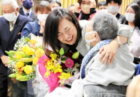 支援者から労をねぎらわれ、涙を浮かべる稲村和美・尼崎市長=尼崎市役所 支援者から労をねぎらわれ、涙を浮かべる稲村和美・尼崎市長=尼崎市役所