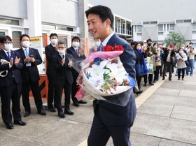 花束を贈られて庁舎に入る松本真尼崎市長=尼崎市役所(撮影・斎藤雅志) 花束を贈られて庁舎に入る松本真尼崎市長=尼崎市役所(撮影・斎藤雅志)