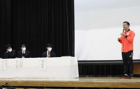 宝塚高校の60周年を記念し「アスリートとして」と題して講演する寺内健さん=宝塚高校(提供写真) 宝塚高校の60周年を記念し「アスリートとして」と題して講演する寺内健さん=宝塚高校(提供写真)