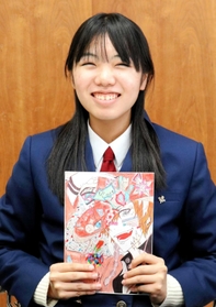 自身が表紙絵を描いた部誌を手に、小説甲子園を振り返る坂上心純さん=宝塚西高校 自身が表紙絵を描いた部誌を手に、小説甲子園を振り返る坂上心純さん=宝塚西高校