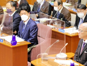 代表質問を聞く尼崎市の松本真市長=尼崎市役所 代表質問を聞く尼崎市の松本真市長=尼崎市役所