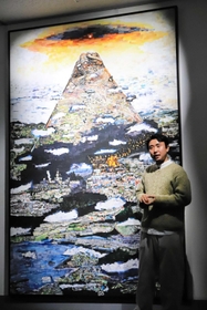 富士山をテーマにした作品「Mountain Line Mt.Fuji」(2021年)の前で語る西野壮平さん=尼崎市総合文化センター 富士山をテーマにした作品「Mountain Line Mt.Fuji」(2021年)の前で語る西野壮平さん=尼崎市総合文化センター