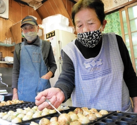 寺町でたこ焼きを売る岡さん夫妻=尼崎市東桜木町 寺町でたこ焼きを売る岡さん夫妻=尼崎市東桜木町
