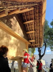 建て替えられた高床倉庫の階段を上る子どもたち=尼崎市田能6 建て替えられた高床倉庫の階段を上る子どもたち=尼崎市田能6