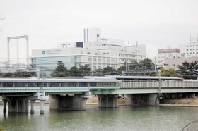 武庫川の上をまたがり、東西に延びる武庫川駅のホーム(尼崎市側から撮影) 武庫川の上をまたがり、東西に延びる武庫川駅のホーム(尼崎市側から撮影)