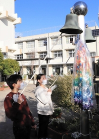 「復興の鐘」の音を響かせた子どもたち=17日午前8時58分、高木小学校 「復興の鐘」の音を響かせた子どもたち=17日午前8時58分、高木小学校
