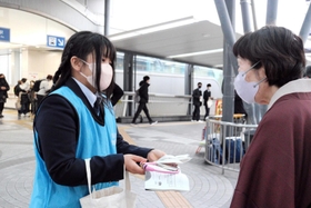 チェーンロックを手渡す「あまおだ地域応援隊」のメンバー(左)=尼崎市潮江1 チェーンロックを手渡す「あまおだ地域応援隊」のメンバー(左)=尼崎市潮江1
